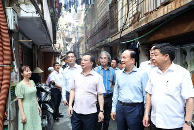 Lãnh đạo thành phố Hà Nội thị sát chung cư A, khu chung cư cũ Ngọc Khánh, phường Ngọc Khánh, quận Ba Đình, Hà Nội.