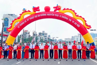 Các đại biểu thực hiện nghi lễ thông xe kỹ thuật đường Nguyễn Trãi (đoạn từ đường tỉnh lộ 427 đến đường ngang trạm điện 500kV) huyện Thường Tín.