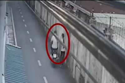 Hình ảnh đối tượng thực hiện hành vi cướp giật tài sản được camera ghi lại.