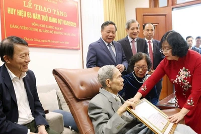 Bí thư Thành ủy Hà Nội trao Huy hiệu 65 năm tuổi Đảng cho đồng chí Lương Tam Kỳ.