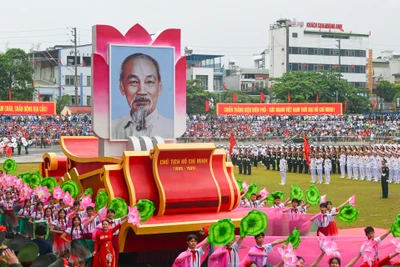 Xe rước ảnh chân dung Chủ tịch Hồ Chí Minh tiến vào lễ đài trong Lễ kỷ niệm 70 năm Chiến thắng Điện Biên Phủ.