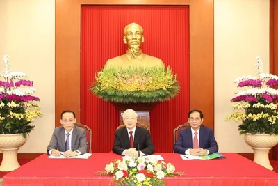 Tổng Bí thư Nguyễn Phú Trọng, Trưởng Ban Đối ngoại Trung ương Lê Hoài Trung và Bộ trưởng Ngoại giao Bùi Thanh Sơn tại cuộc điện đàm với Tổng thống Pháp Emmanuel Macron. (Ảnh: TTXVN)