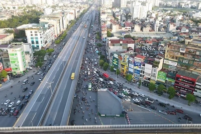 Nút giao Khuất Duy Tiến-Nguyễn Trãi-Nguyễn Xiển thường xuyên ùn tắc.