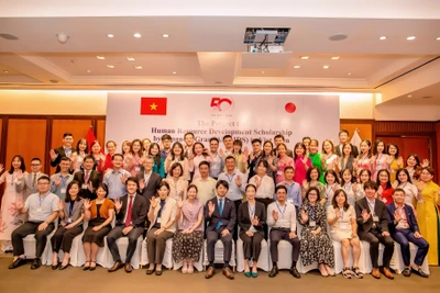 Học viên JDS chụp ảnh lưu niệm cùng các đại biểu/khách mời tại Lễ chia tay học viên JDS 2022.