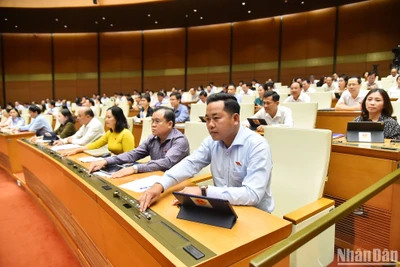 Các đại biểu Quốc hội biểu quyết thông qua việc điều chỉnh chương trình Kỳ họp thứ 7, Quốc hội khóa XV, chiều 21/5. (Ảnh: THỦY NGUYÊN)