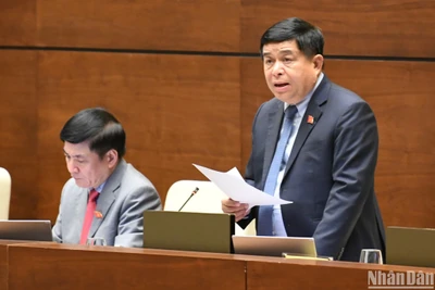 Bộ trưởng Kế hoạch và Đầu tư Nguyễn Chí Dũng giải trình, làm rõ một số vấn đề đại biểu Quốc hội quan tâm. (Ảnh: DUY LINH)