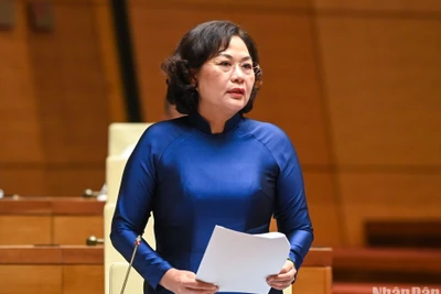 Thống đốc Ngân hàng Nhà nước Nguyễn Thị Hồng giải trình, làm rõ các vấn đề đại biểu Quốc hội nêu trong phiên chất vấn sáng 6/11. (Ảnh: DUY LINH)