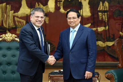 Thủ tướng Phạm Minh Chính và ông Nitin Kapoor, Phó Chủ tịch khu vực và quốc tế, ngành hàng vaccine và miễn dịch của Tập đoàn AstraZeneca, Chủ tịch kiêm Tổng Giám đốc AstraZeneca Việt Nam. (Ảnh: TRẦN HẢI)