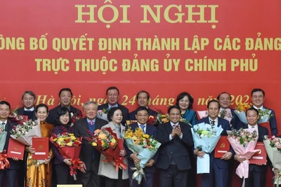 Bí thư Đảng ủy Chính phủ, Thủ tướng Chính phủ Phạm Minh Chính trao Quyết định thành lập các Đảng bộ trực thuộc Đảng uỷ Chính phủ. (Ảnh: TRẦN HẢI)