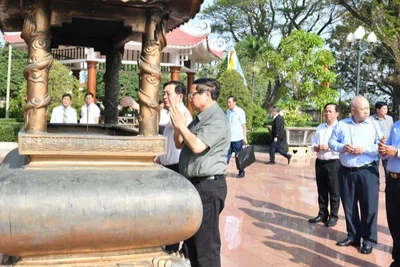 Thủ tướng Phạm Minh Chính dâng hương tại Đền thờ Tây Sơn Tam Kiệt. (Ảnh: THANH GIANG)