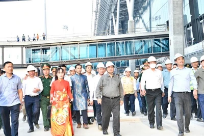 Thủ tướng Phạm Minh Chính kiểm tra công trường xây dựng Nhà ga hành khách T3 Cảng hàng không quốc tế Tân Sơn Nhất. (Ảnh: THANH GIANG)