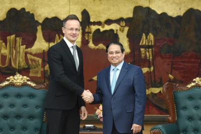 Thủ tướng Chính phủ Phạm Minh Chính và Bộ trưởng Ngoại giao và Kinh tế đối ngoại Hungary Szijjártó Péter. (Ảnh: TRẦN HẢI)