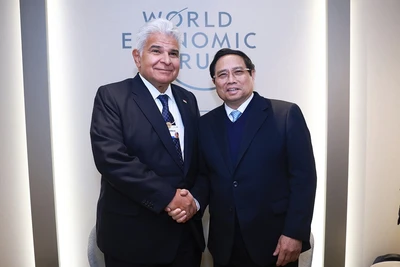 Thủ tướng Phạm Minh Chính và Tổng thống Panama Jose Raul Mulino Quintero. (Ảnh: TTXVN)