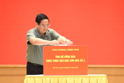 Thủ tướng Phạm Minh Chính ủng hộ đồng bào khắc phục hậu quả cơn bão số 3 (Ảnh: Trần Hải). 