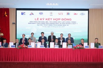 Quang cảnh lễ ký kết hợp đồng. (Ảnh: EVN) 