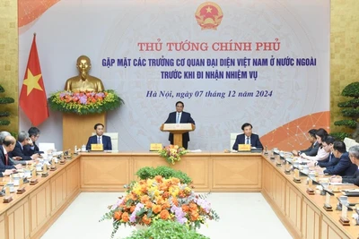 Thủ tướng Phạm Minh Chính chủ trì cuộc gặp mặt các Trưởng Cơ quan đại diện Việt Nam ở nước ngoài trước khi lên đường nhận nhiệm vụ. (Ảnh: TRẦN HẢI) 