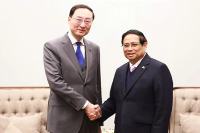 Thủ tướng Chính phủ Phạm Minh Chính và đồng chí Tôn Vệ Đông, Thứ trưởng Ngoại giao Trung Quốc. (Ảnh: TRẦN HẢI)