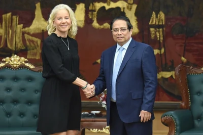 Thủ tướng Phạm Minh Chính và bà Susanna Campbell, Chủ tịch Tập đoàn SYRE (Thuỵ Điển). (Ảnh: TRẦN HẢI)