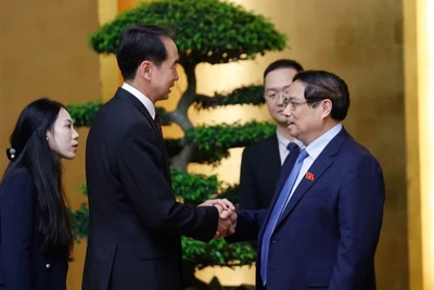 Thủ tướng Chính phủ Phạm Minh Chính và Đại sứ Trung Quốc tại Việt Nam Hà Vĩ. (Ảnh: TRẦN HẢI)