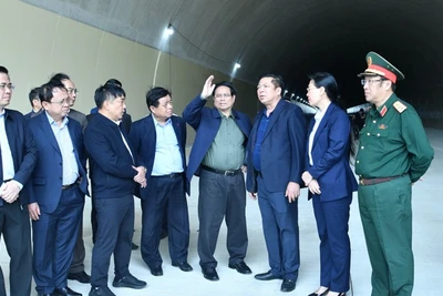 Thủ tướng Phạm Minh Chính thị sát hầm số 1 trên tuyến cao tốc Quảng Ngãi-Hoài Nhơn. (Ảnh: THANH GIANG)