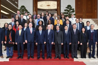 Thủ tướng Phạm Minh Chính và lãnh đạo các trường đại học của Hoa Kỳ. (Ảnh: TRẦN HẢI)