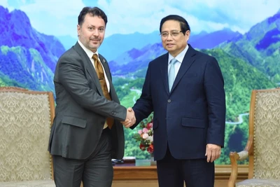 Thủ tướng Phạm Minh Chính và Đại sứ Pakistan tại Việt Nam Kohdayar Marri. (Ảnh: TRẦN HẢI)