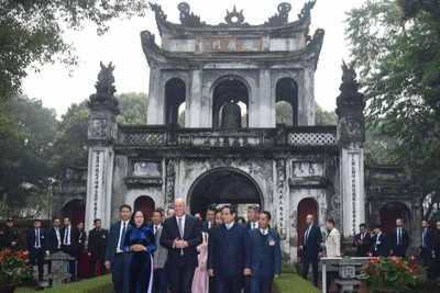 Thủ tướng Phạm Minh Chính và Thủ tướng New Zealand Christopher Luxon thăm Văn Miếu-Quốc Tử Giám. (Ảnh: TRẦN HẢI)