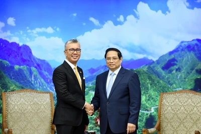 Thủ tướng Phạm Minh Chính tiếp Bộ trưởng Đầu tư, Thương mại và Công nghiệp Malaysia Zafrul Abdul Aziz. (Ảnh: Trần Hải)