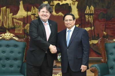 Thủ tướng Phạm Minh Chính và Đại sứ Cộng hòa Áo tại Việt Nam. (Ảnh: TRẦN HẢI)