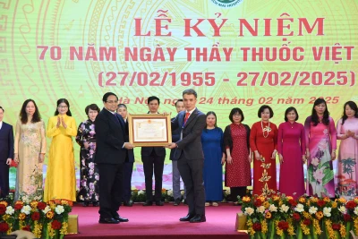 Thủ tướng Phạm Minh Chính trao danh hiệu "Thầy thuốc Ưu tú" cho 25 cá nhân của Bệnh viện Bạch Mai. (Ảnh: TRẦN HẢI)