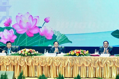 Thủ tướng Phạm Minh Chính và Thủ tướng Sonexay Siphandone đồng chủ trì Hội nghị Hợp tác đầu tư Việt Nam-Lào. (Ảnh: THANH GIANG)