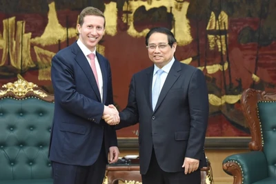 Thủ tướng Phạm Minh Chính và ông Jeffrey Perlman, Tổng Giám đốc Tập đoàn Warburg Pincus, đồng thời là Chủ tịch Hội đồng Kinh doanh ASEAN-Hoa Kỳ (USABC). (Ảnh: TRẦN HẢI)