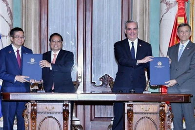 Thủ tướng Phạm Minh Chính và Tổng thống Cộng hòa Dominica Luis Rodolfo Abinader Corona đã chứng kiến lễ ký kết các văn kiện hợp tác và gặp gỡ báo chí sau hội đàm. (Ảnh: THANH GIANG)