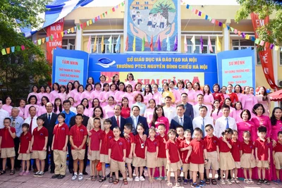 Thủ tướng Phạm Minh Chính với các thầy cô, học sinh Trường PTCS Nguyễn Đình Chiểu. (Ảnh: TRẦN HẢI)