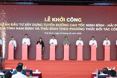 Thủ tướng Phạm Minh Chính và các đồng chí lãnh đạo, đại biểu thực hiện nghi thức khởi công. (Ảnh: TRẦN HẢI)
