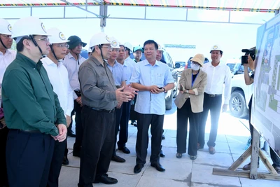 Thủ tướng Phạm Minh Chính nghe giới thiệu về tiến độ Dự án xây dựng Tượng đài Bác Hồ tại Quảng trường trung tâm thành phố Phú Quốc.