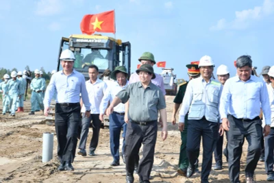 Thủ tướng Phạm Minh Chính thị sát công trường xây dựng Dự án cao tốc Cần Thơ-Cà Mau. (Ảnh: THANH GIANG)