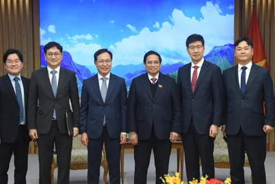 Thủ tướng Phạm Minh Chính và Tổng giám đốc Samsung Việt Nam Choi Joo Ho chuẩn bị kết thúc nhiệm kỳ và ông Na Ki Hong - người kế nhiệm. (Ảnh: TRẦN HẢI)