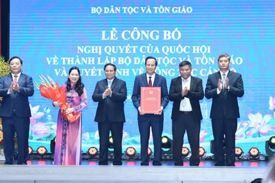 Thủ tướng Phạm Minh Chính trao Nghị quyết của Quốc hội cho tập thể lãnh đạo Bộ Dân tộc và Tôn giáo. (Ảnh: TRÂN HẢI)