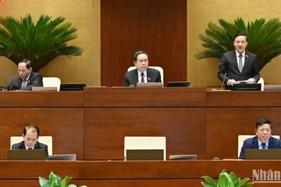 Phó Chủ tịch Quốc hội Nguyễn Khắc Định điều hành phiên họp. (Ảnh: THỦY NGUYÊN) 