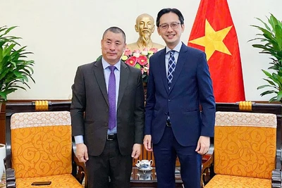 Thứ trưởng Ngoại giao Đỗ Hùng Việt tiếp Đại sứ Bhutan tại Thái Lan kiêm nhiệm Việt Nam Kinzang Dorji nhân dịp sang Việt Nam trình Quốc thư.