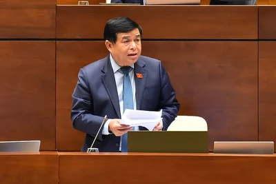 Bộ trưởng Kế hoạch và Đầu tư Nguyễn Chí Dũng giải trình, làm rõ nội dung đại biểu Quốc hội nêu. (Ảnh: THỦY NGUYÊN)