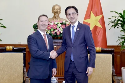 Thứ trưởng Ngoại giao Đỗ Hùng Việt tiếp ông Sean Kotaro O’Neill, quan chức cao cấp phụ trách Cục Đông Á-Thái Bình Dương thuộc Bộ Ngoại giao Hoa Kỳ. (Ảnh: Bộ Ngoại giao)