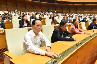 Quốc hội tiến hành biểu quyết thông qua việc điều chỉnh chương trình Kỳ họp thứ 6, Quốc hội khóa XV. (Ảnh: THỦY NGUYÊN) 