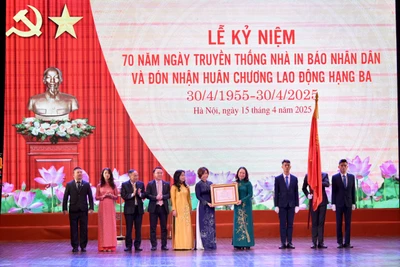 Thừa ủy quyền của Chủ tịch nước và lãnh đạo Đảng, Phó Chủ tịch nước Võ Thị Ánh Xuân trao Huân chương Lao động hạng Ba (lần thứ 2) cho tập thể lãnh đạo, cán bộ, công nhân viên và người lao động Công ty TNHH một thành viên In Báo Nhân Dân Hà Nội. (Ảnh: ĐẠI GIANG)
