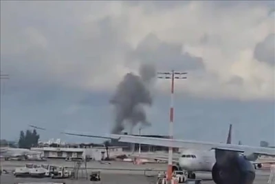 Khói bốc lên sau vụ tấn công bằng tên lửa của lực lượng Houthi ở Yemen nhằm vào khu vực sân bay quốc tế Ben Gurion tại Tel Aviv, Israel ngày 4/5/2025. (Ảnh: THX/TTXVN)