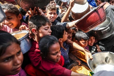 Người dân Palestine nhận thực phẩm miễn phí từ một trung tâm phân phối thực phẩm ở thành phố Gaza, ngày 3/5/2025. (Ảnh: Xinhua) 