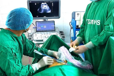 Bác sĩ thực hiện phương pháp hủy khối u bằng sóng cao tần cho bệnh nhân.