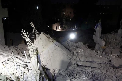 Tìm kiếm người sống sót trong đống đổ nát sau cuộc không kích của Hoa Kỳ tại Sanaa, Yemen, ngày 23/3/2025. (Ảnh: THX)