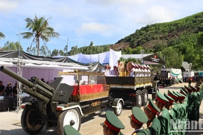 Linh xa đưa linh cữu nguyên Chủ tịch nước Trần Đức Lương về đến Nghĩa trang quê nhà tại xã Phổ Khánh, thị xã Đức Phổ. (Ảnh: HIỂN CỪ) 